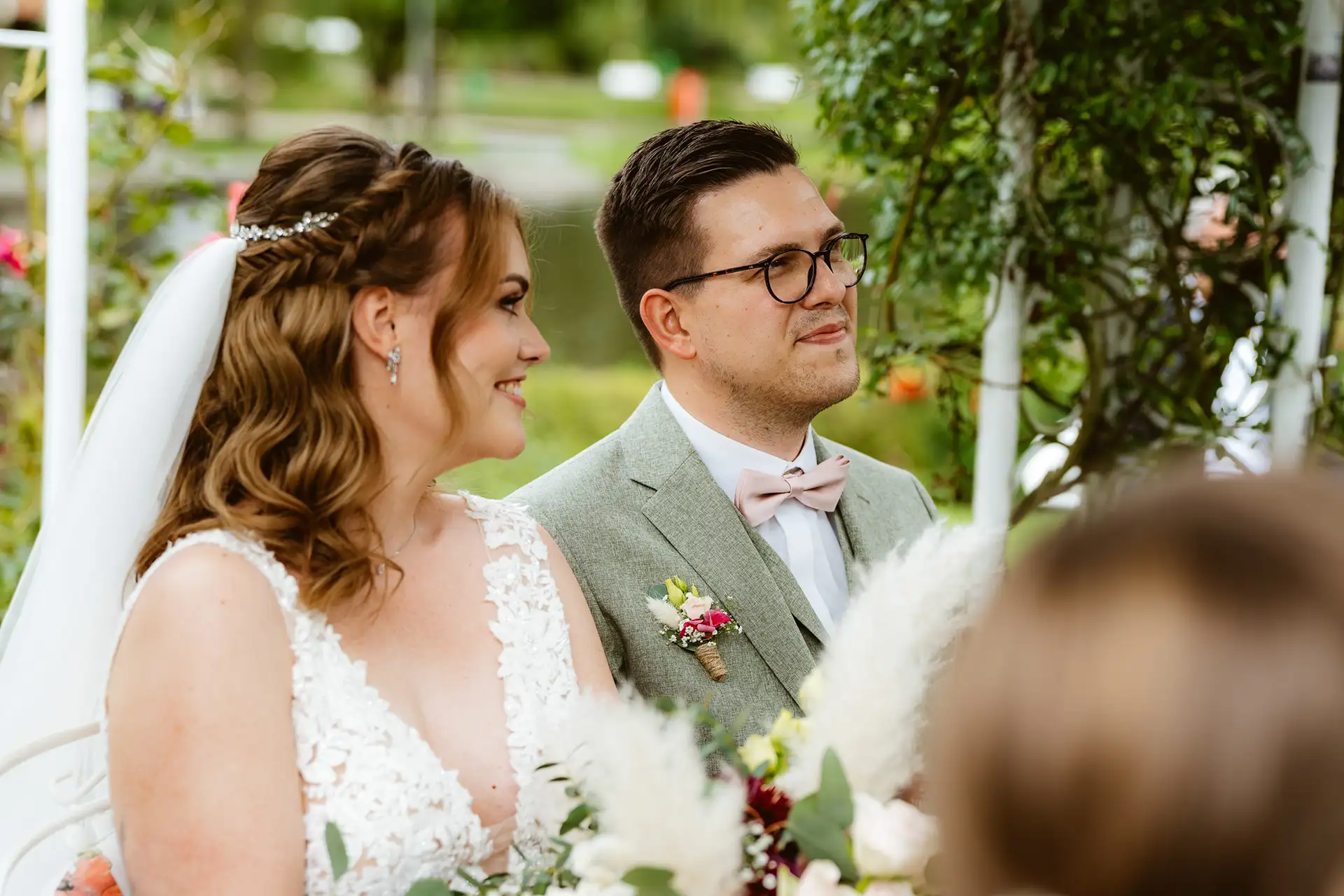 Rosarium Uetersen, Standesbeamter steht auf der Hochzeitsinsel im Rosarium und redet zum Brautpaar.